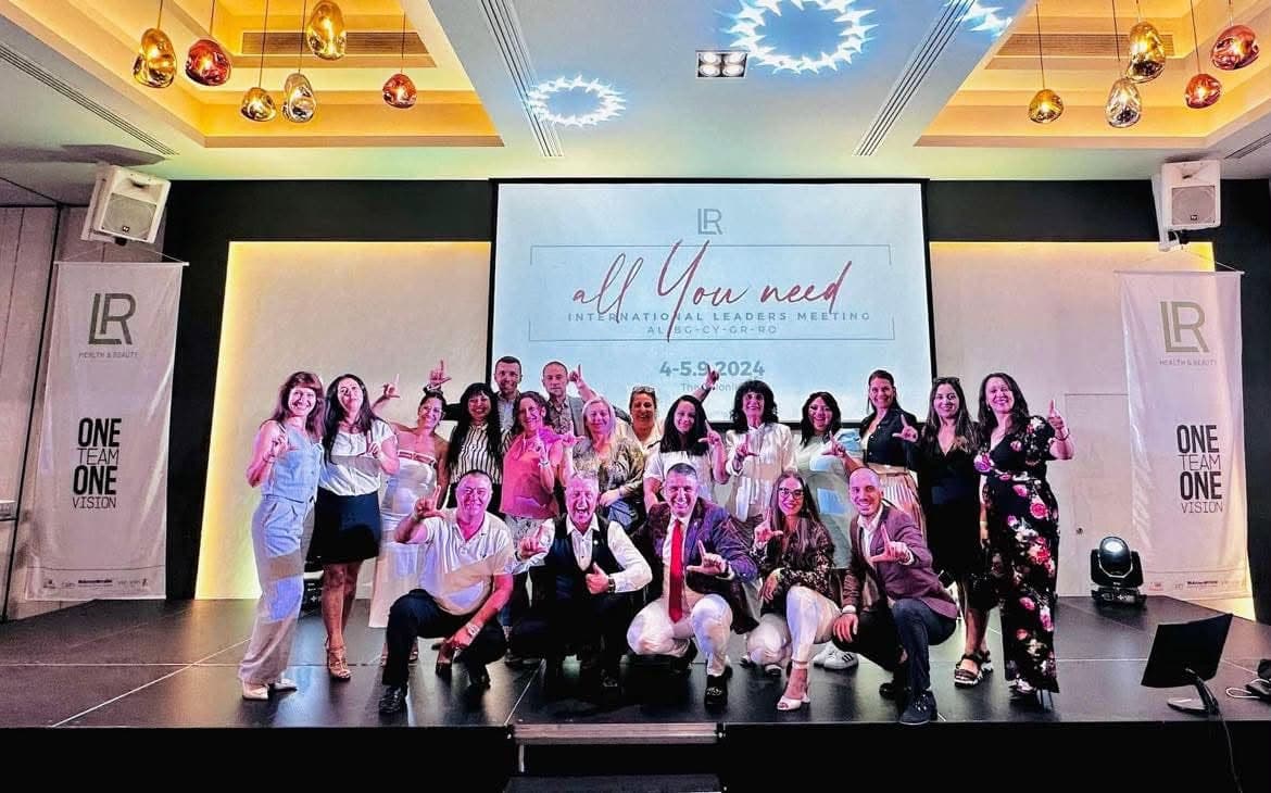 Сцената на International Leaders Meeting в Солун с надпис „all you need“
