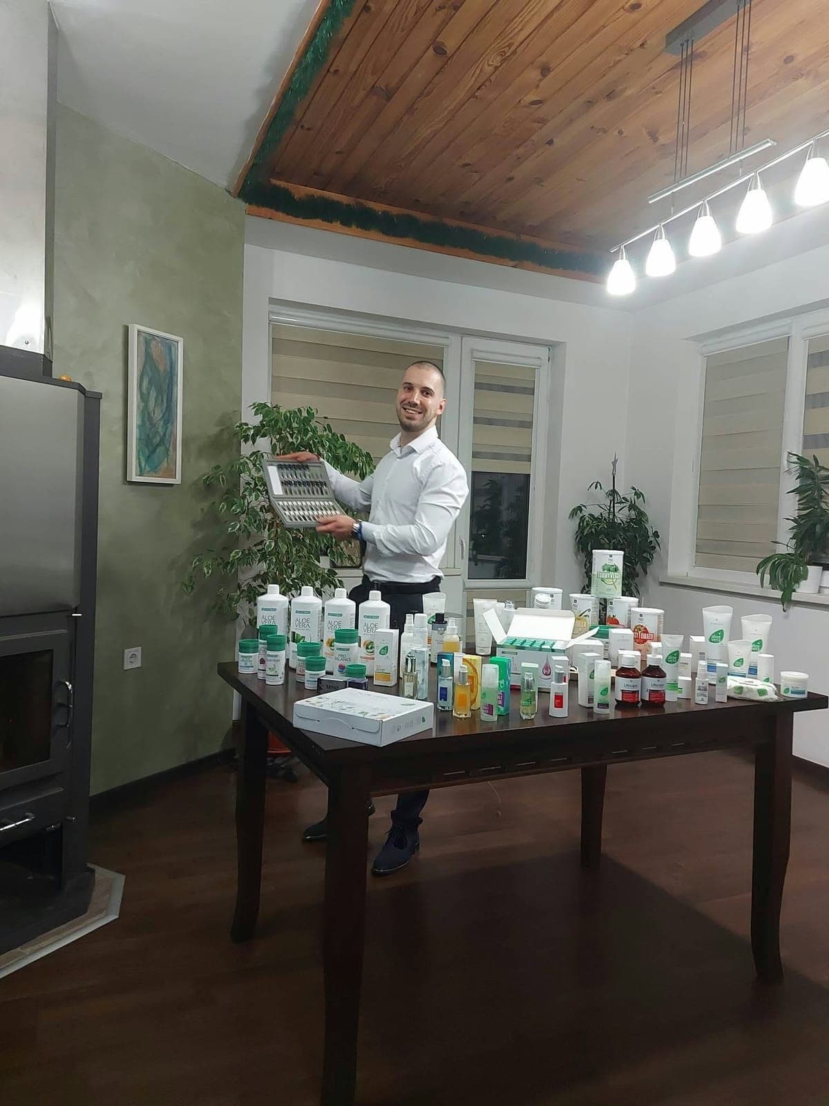 Йордан Колев зад маса с продуктите на LR
