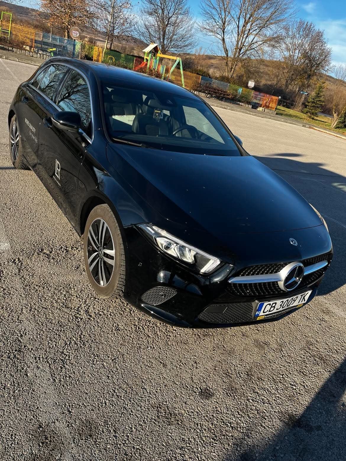 Mercedes с логото на LR, 3/4 отпред